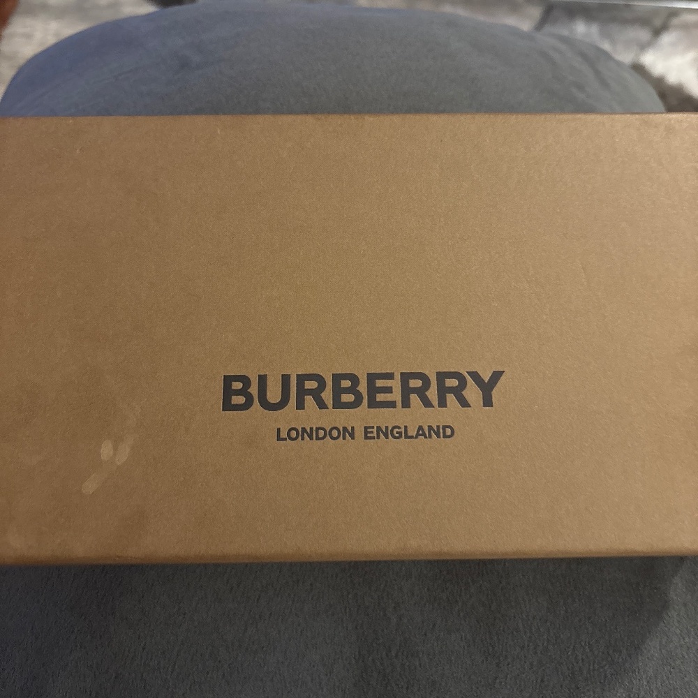 Burberry Wrisslet.